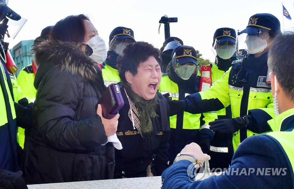 전두환 집행유예…오열하는 5·18 유가족
