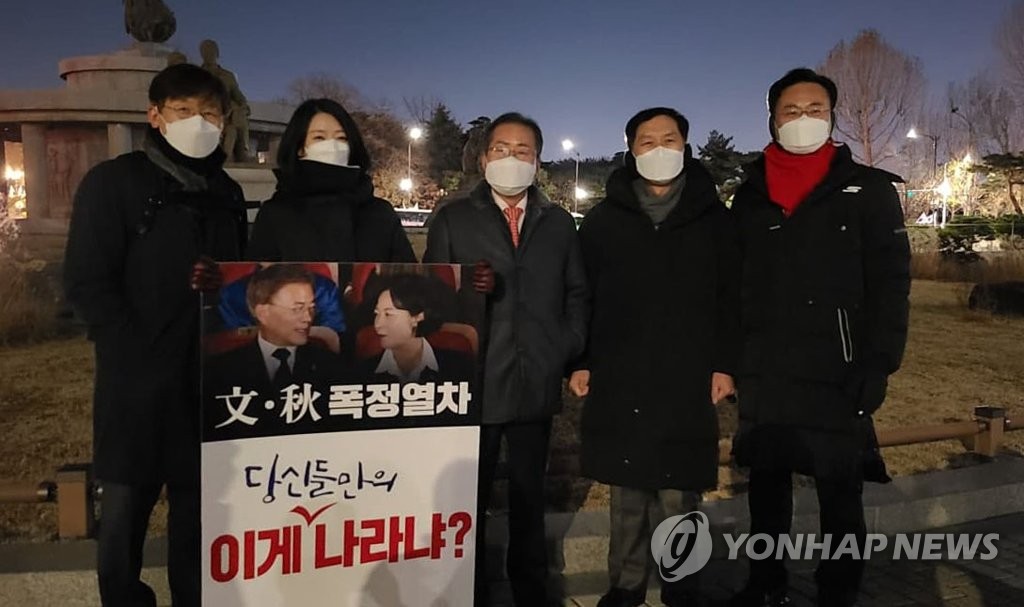 릴레이 1인 시위 초선 격려하는 홍준표와 김기현