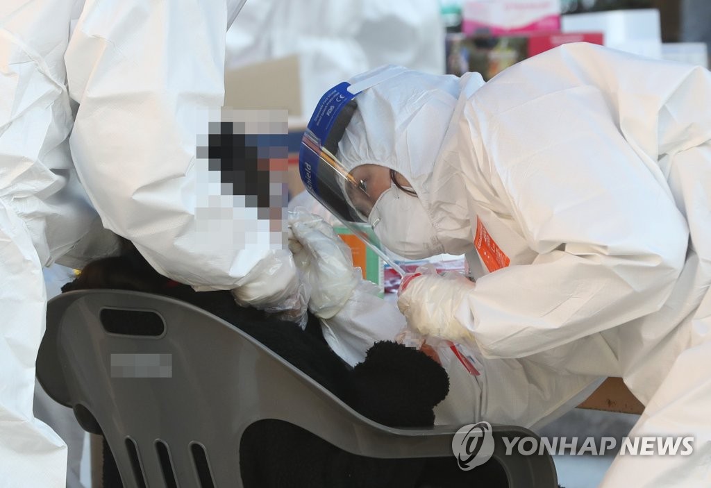 코로나19 검사받는 학생