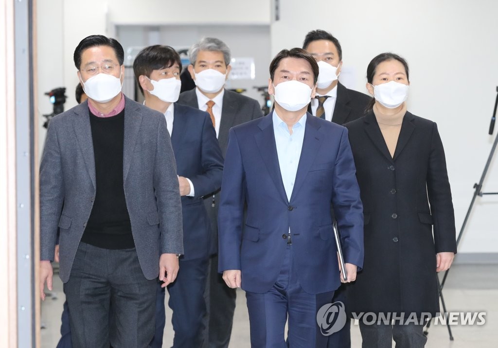 소통관 입장하는 안철수