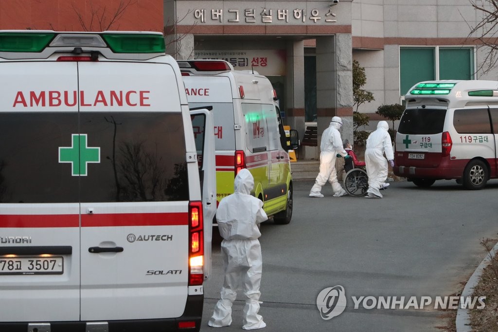 집단감염 요양원 확진자들, 의료기관으로 이송