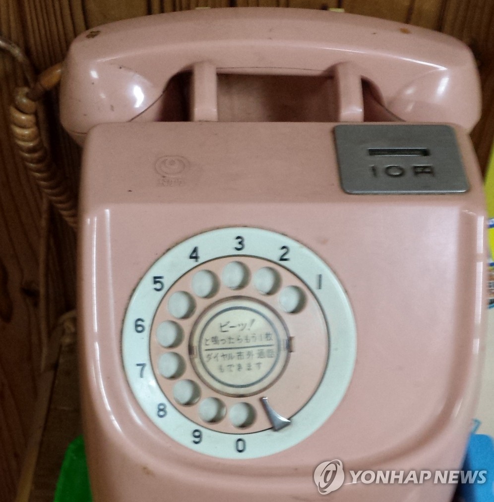 '레트로 장식품인줄'…일본 식당서 쓰는 공중전화