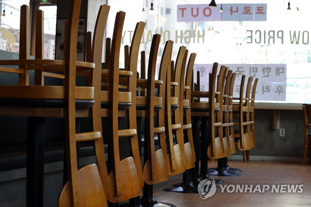 A coffee shop in Seoul is empty on Jan. 5, 2021, as Level 2.5 social distancing guidelines banned eating in cafes. (Yonhap)