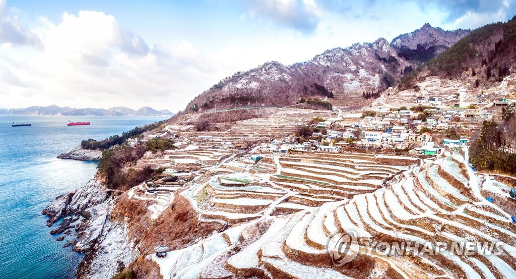 Snow settles on terraced rice paddies in Namhae on South Korea's south coast on Jan. 7, 2021, following heavy snowfall overnight, in this photo released by the Namhae municipality. (PHOTO NOT FOR SALE ) (Yonhap)