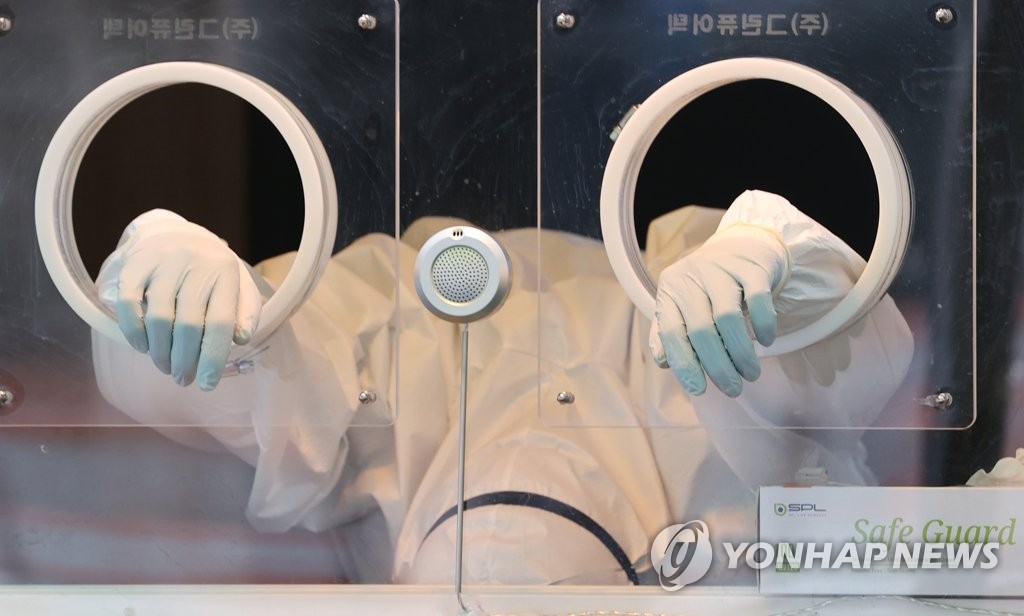 신규확진자, 41일만에 400명대로 감소