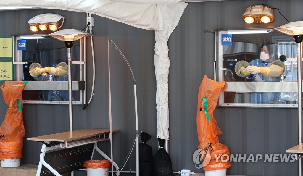 한산한 선별진료소, 그래도 대기중인 의료진
