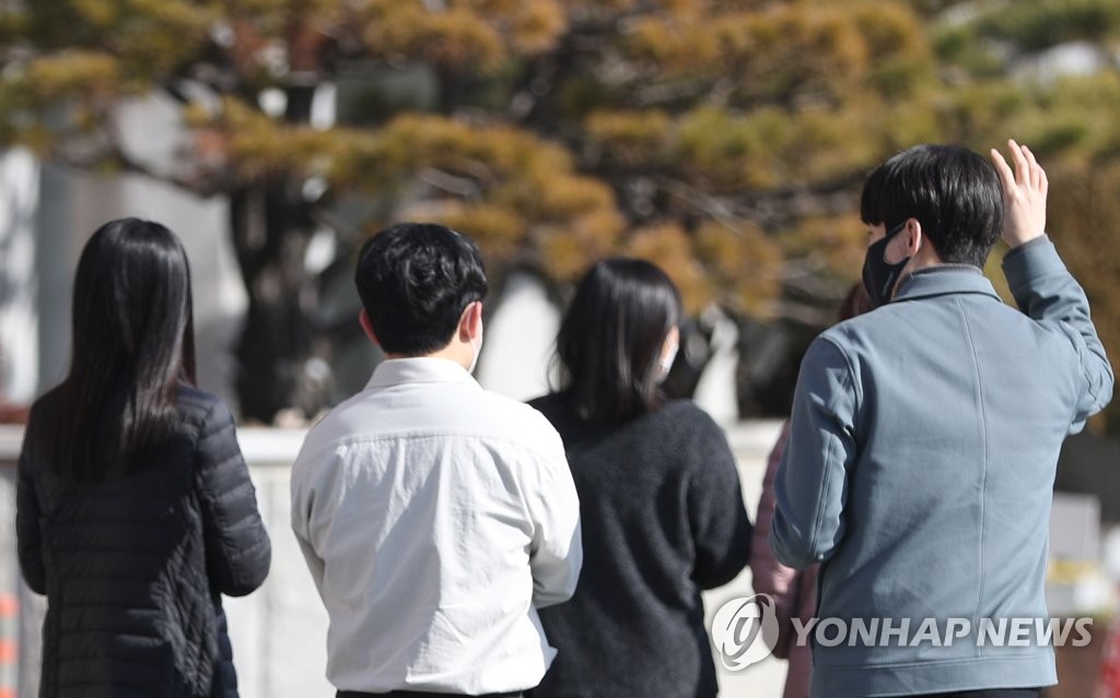 동장군 어디갔나?…가벼운 옷차림