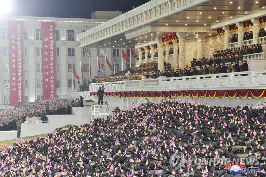 김정은, 어제 당대회 기념 야간열병식 참석