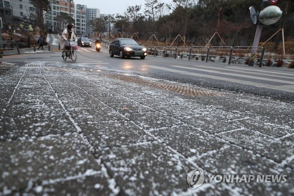 서울 눈 찔끔…하얗게 뿌려진 염화칼슘
