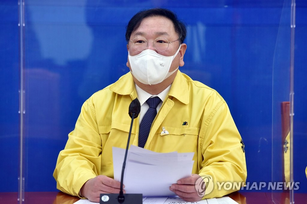 원내대책회의 발언하는 김태년