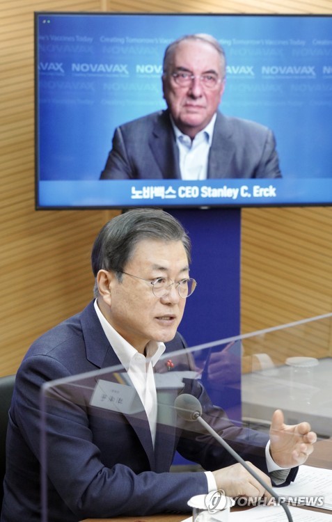 President Moon Jae-in speaks to Stanley Erck, chief of the U.S. drug developer Novavax Inc., via videoconference during a visit to a plant of SK Bioscience Co. in the southeastern city of Andong on Jan. 20, 2021. (Yonhap)