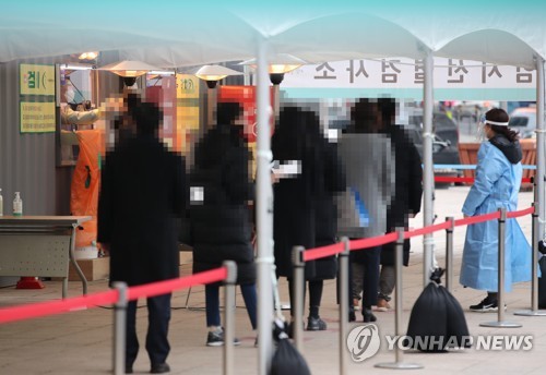Citizens wait in line to receive virus tests at a makeshift virus testing clinic in Seoul on Jan. 21, 2021. (Yonhap)