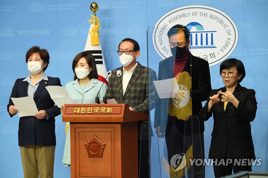 국민의힘 법사위원들, 김학의 출국금지 관련 입장문 발표