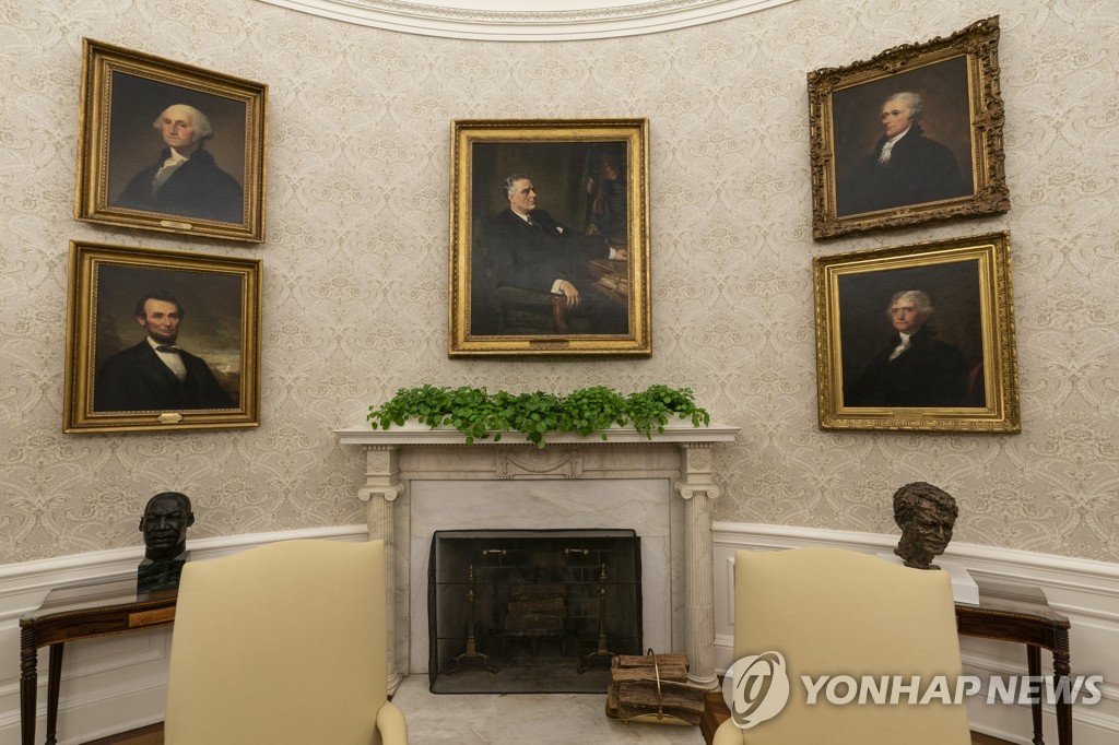 미 백악관 집무실 벽난로 주변에 배치된 초상화들
