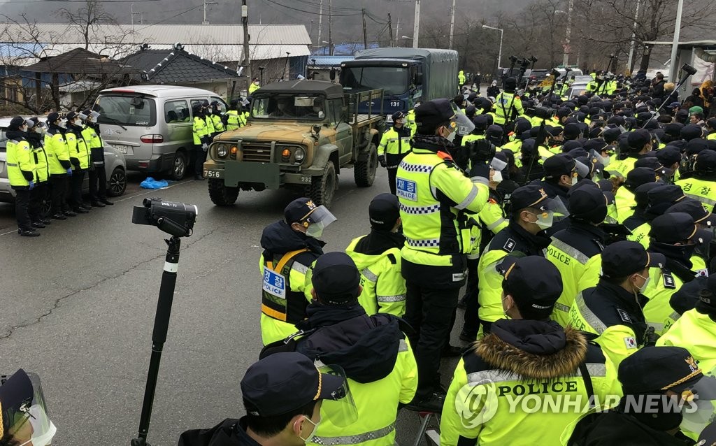 THAAD基地に工事機材搬入 THAAD基地に工事機材搬入
