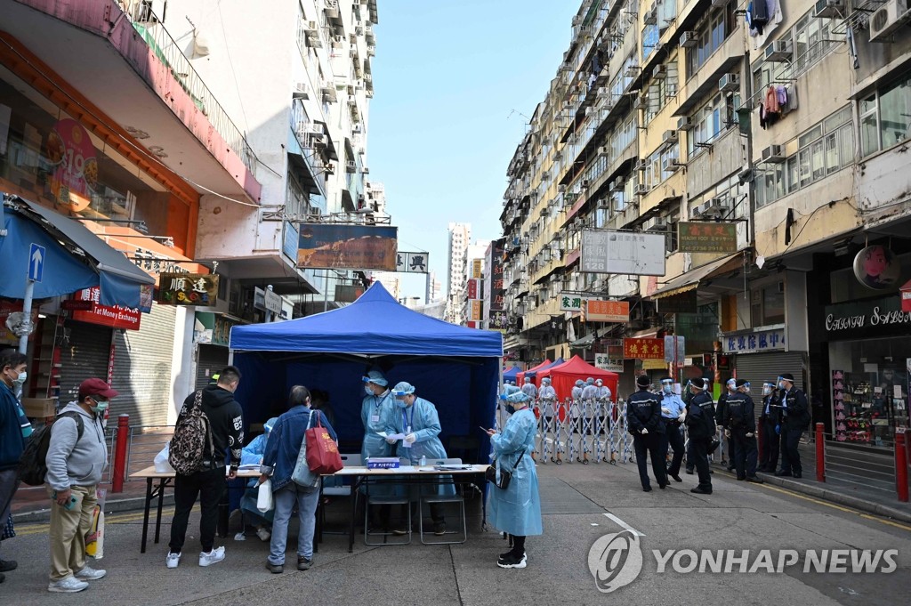 홍콩 코로나19 봉쇄 지역에 긴급 투입된 검사 인력