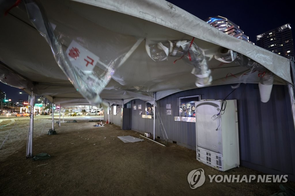 강풍에 모습 감춘 선별진료소 집기들