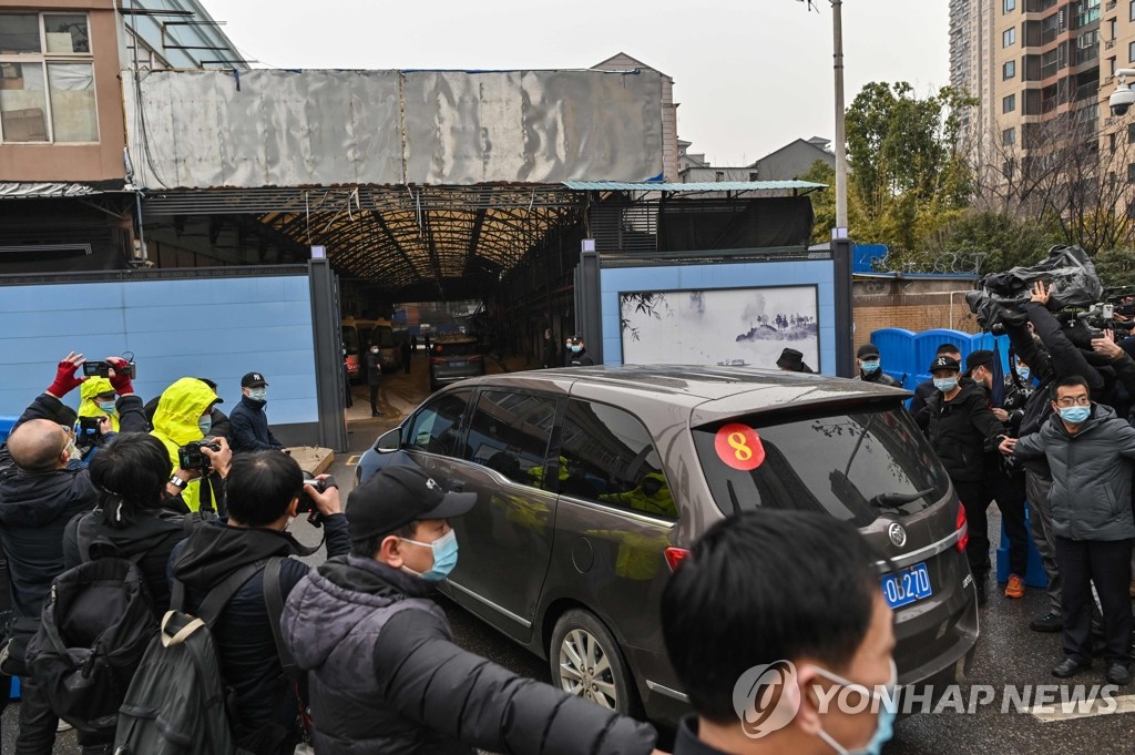 우한 화난수산물시장에 도착하는 WHO 코로나19 조사팀