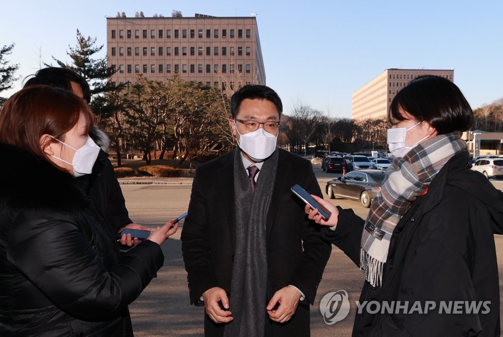 질문 받는 김진욱 공수처장