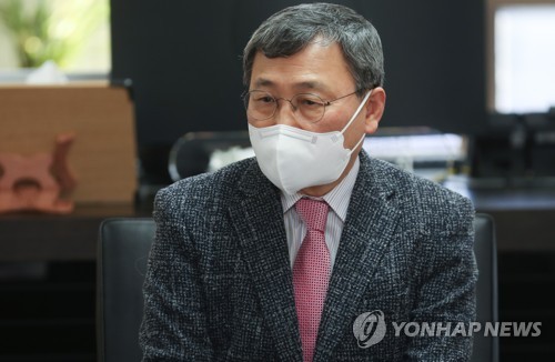 질문에 답하는 정근식 진실화해를위한과거사정리위원회 위원장