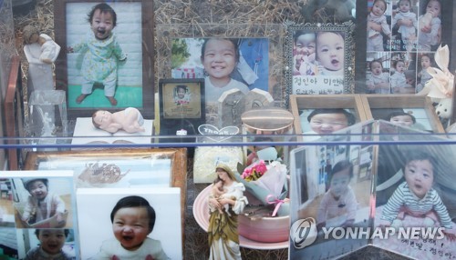 사진 속 환하게 웃는 정인이