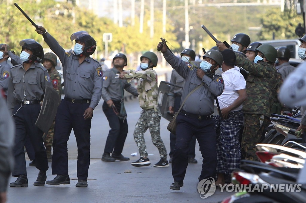 쿠데타 항의 시위대 진압 중 새총 겨누는 미얀마 경찰