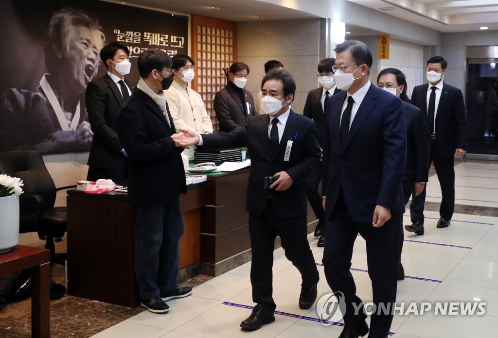 백기완 선생 빈소 들어서는 문재인 대통령