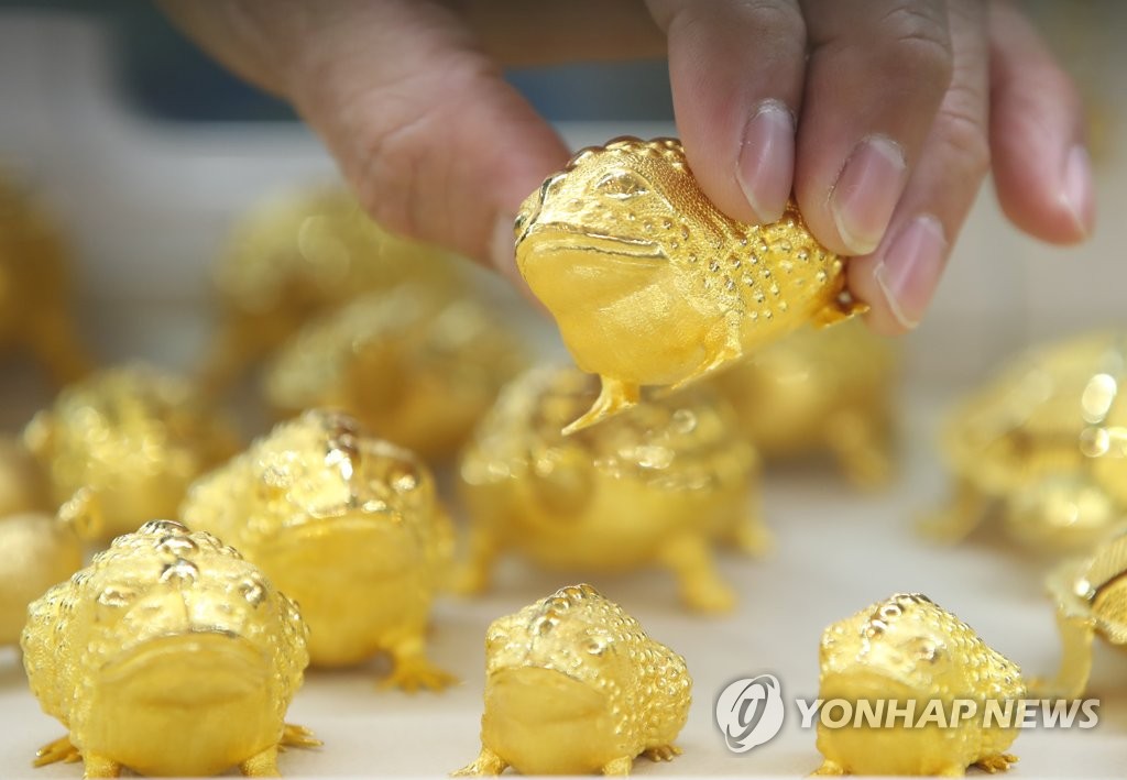 비트코인이 금 대체재?…국내 금값 10개월만에 최저