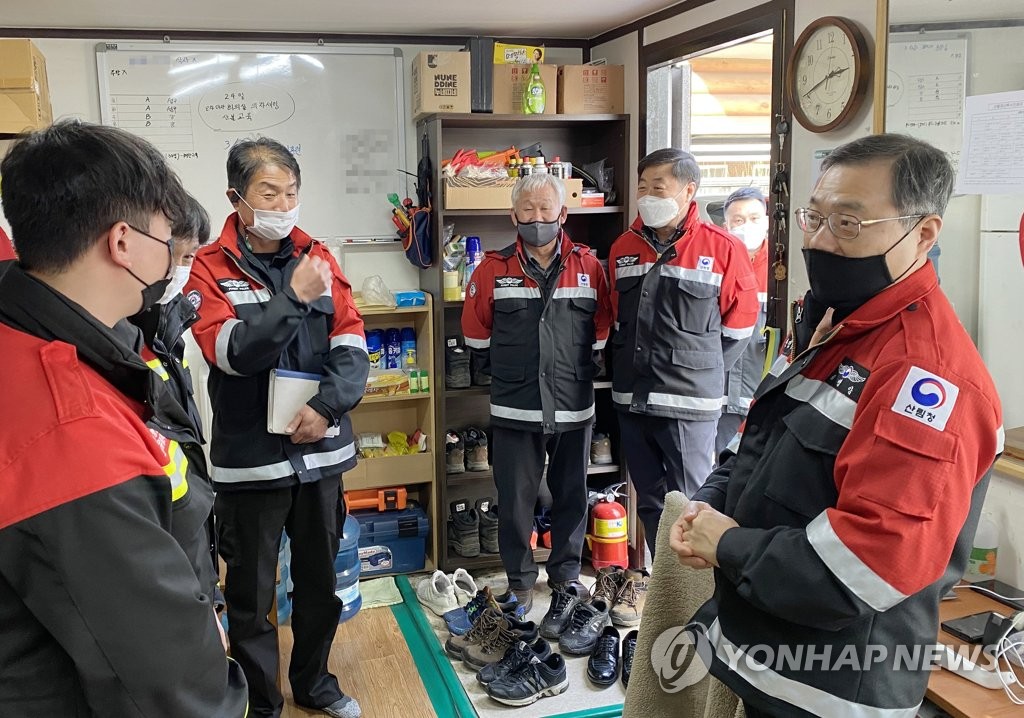 영동 산불 대응 직원들 격려하는 최병암 차장