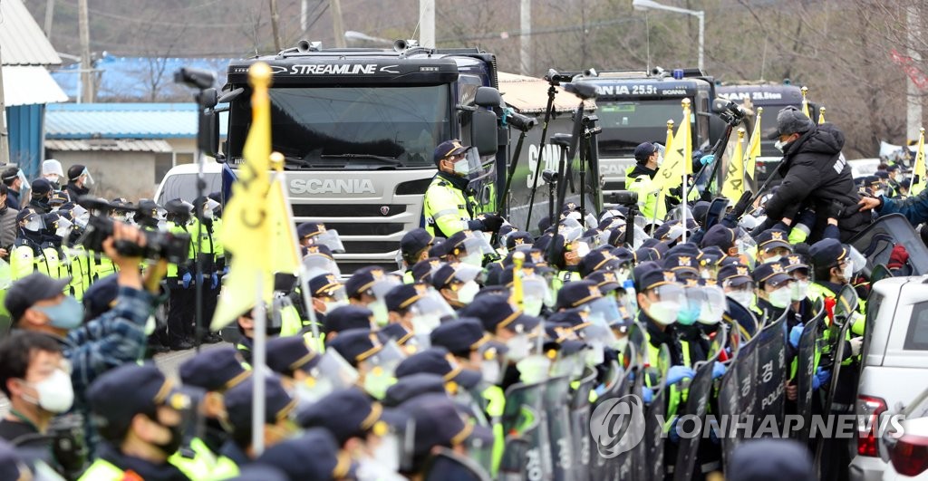 THAAD基地に入る工事車両 THAAD基地に入る工事車両
