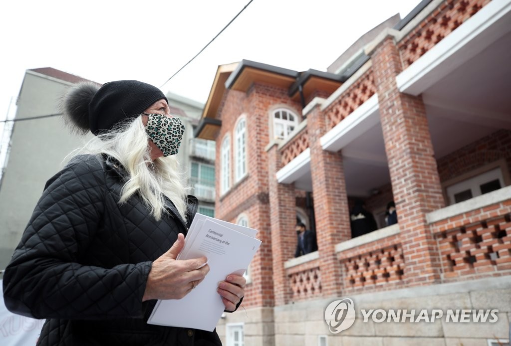 딜쿠샤 전시관 일대 둘러보는 앨버트 와일더 테일러의 손녀