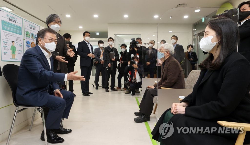 백신 접종자들과 대화하는 문재인 대통령
