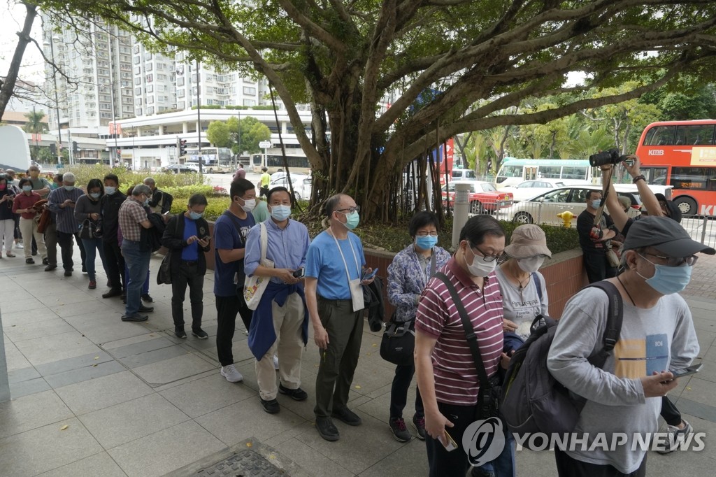 홍콩 코로나19 백신 접종 첫날 시민들의 대기 행렬