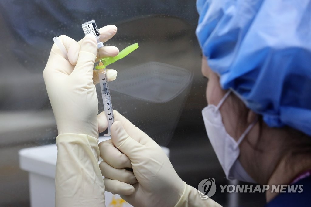 A health worker prepares a Pfizer COVID-19 vaccine at a hospital in central Seoul on Feb. 27, 2021. (Pool photo) (Yonhap)