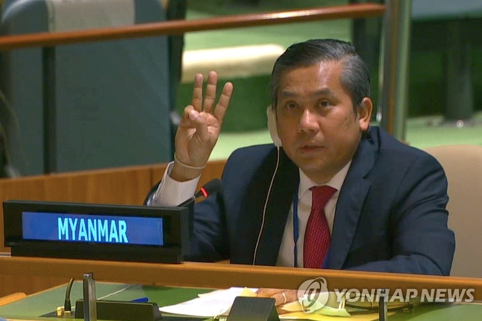 유엔총회 연설 마치며 '세 손가락 경례' 하는 미얀마 유엔대사