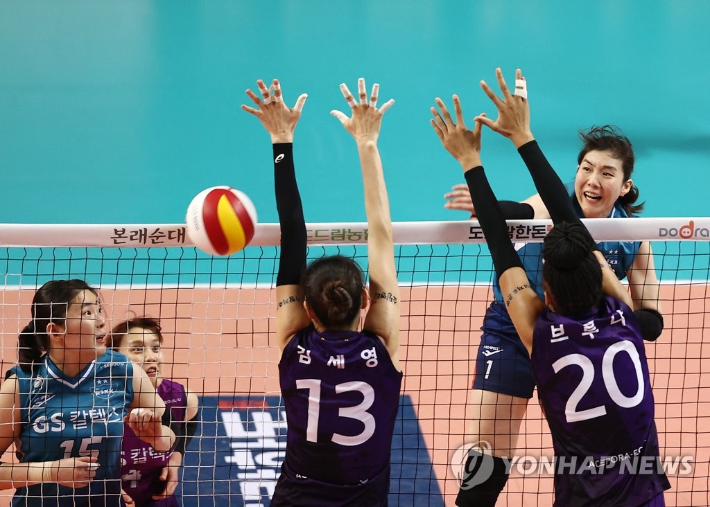 정규리그 1위 자리를 놓고 경쟁하는 GS칼텍스와 흥국생명