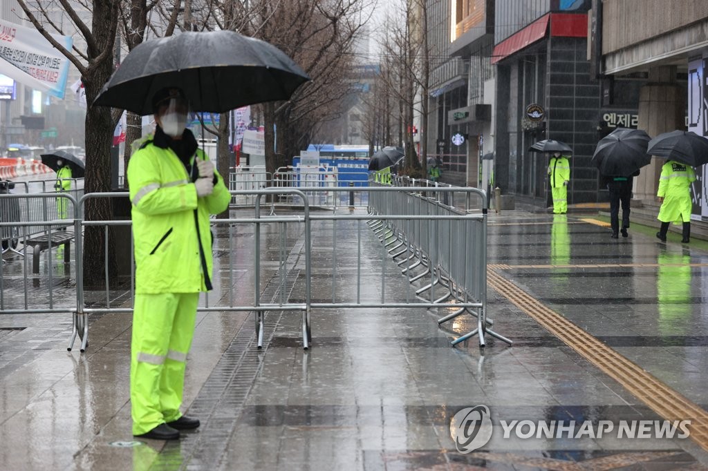 Police fence off streets near Gwanghwamun Square in Seoul on March 1, 2021. (Yonhap)
