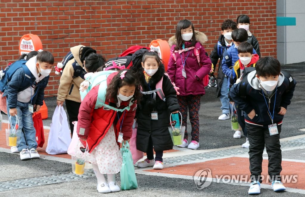 Students bow to faculty members at an elementary school in Gwangju, 330 kilometers south of Seoul, on March 2, 2021. (Yonhap) 