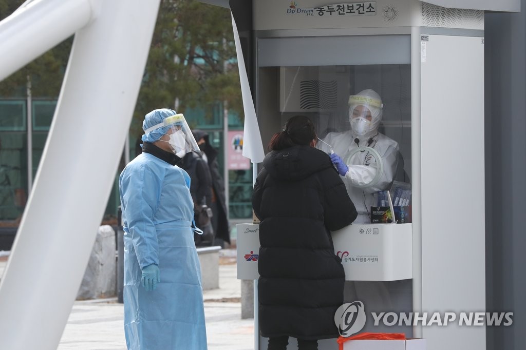 This photo taken on March 2, 2021, shows a citizen receiving a virus test at a makeshift COVID-19 testing clinic in Dongducheon, north of Seoul. (Yonhap)