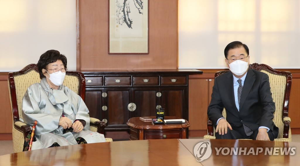 FM meets 'comfort woman' FM meets 'comfort woman'