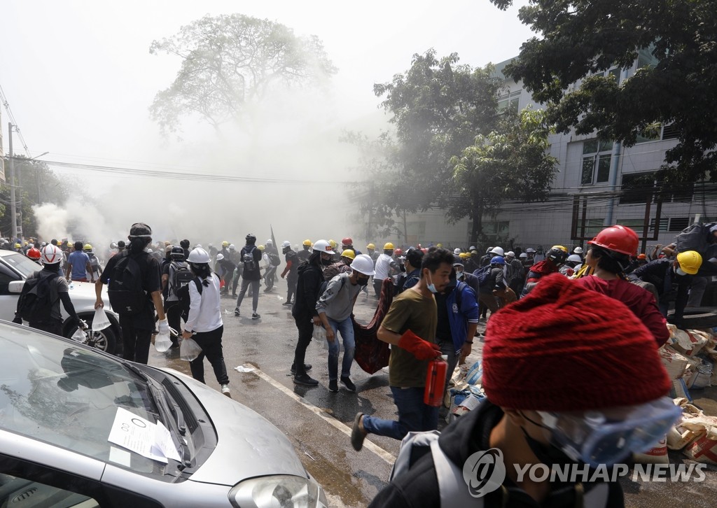 최루가스 난무하는 미얀마 양곤 시위 현장