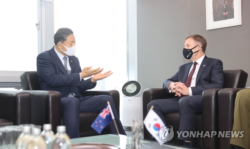 Veterans minister meets New Zealand envoy Veterans minister meets New Zealand envoy