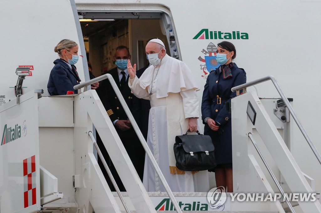 이라크행 비행기 올라 인사하는 프란치스코 교황
