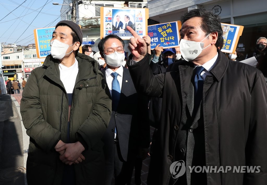 춘천 육림고개 둘러보는 이낙연 대표