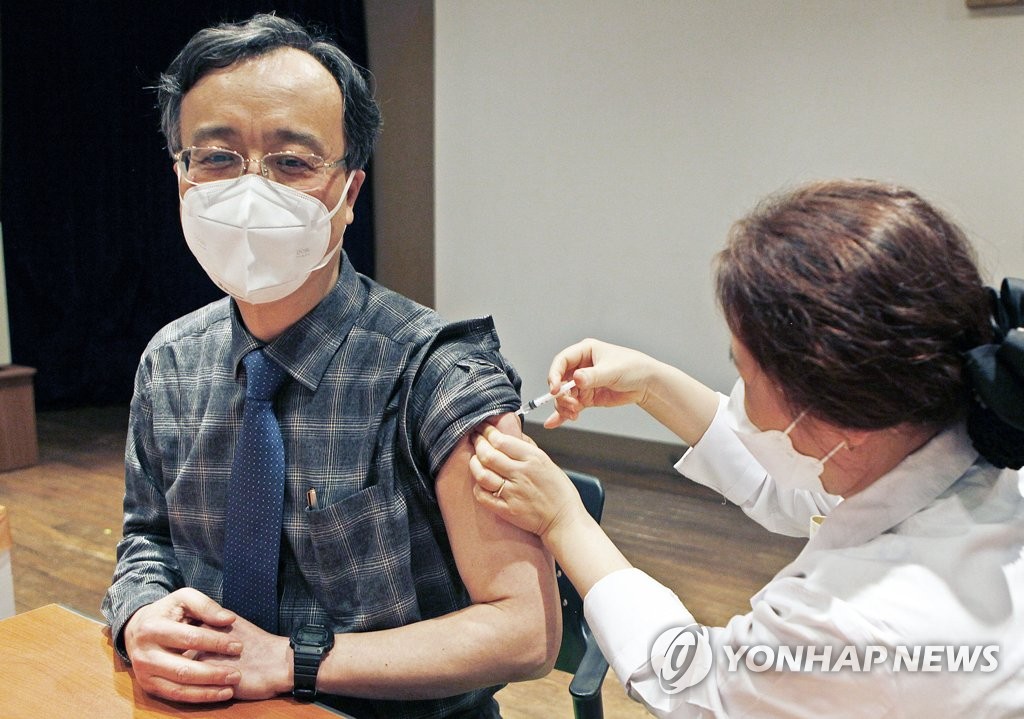 코로나19 백신 맞는 대전성모병원 의무원장