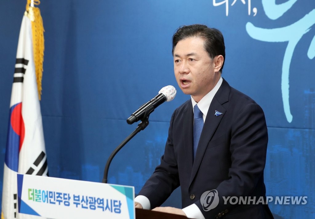 Former Oceans Minister Kim Young-choon gives an acceptance speech in Busan, 450 kilometers southeast of Seoul, on March 6, 2021, after being named the Democratic Party's candidate for Busan mayoral by-election. (Yonhap)