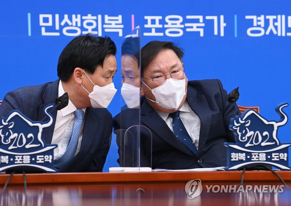 야권 단일화 소식 전해 듣는 김태년
