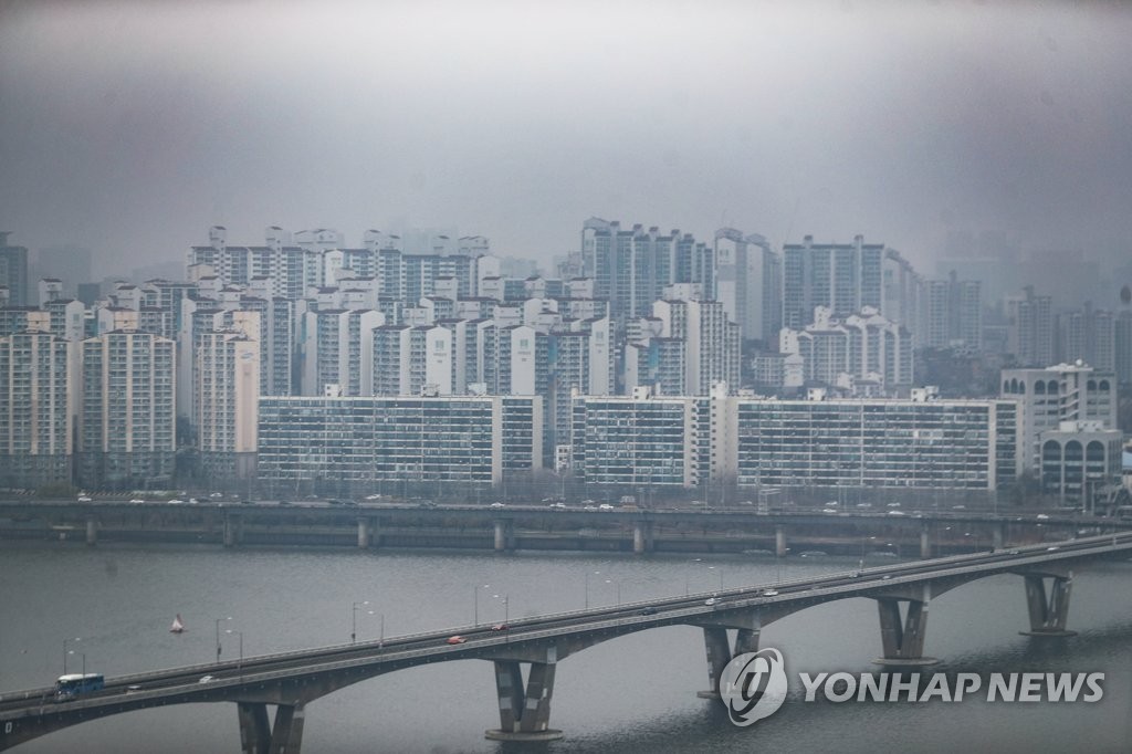 Apartments along the Han River in Seoul are seen in this photo taken on March 28, 2021. (Yonhap)