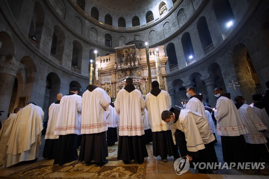예루살렘 '예수 무덤'서 부활절 미사 드리는 사제들