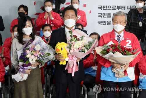 서울시장 당선 꽃다발 받은 오세훈 김종인